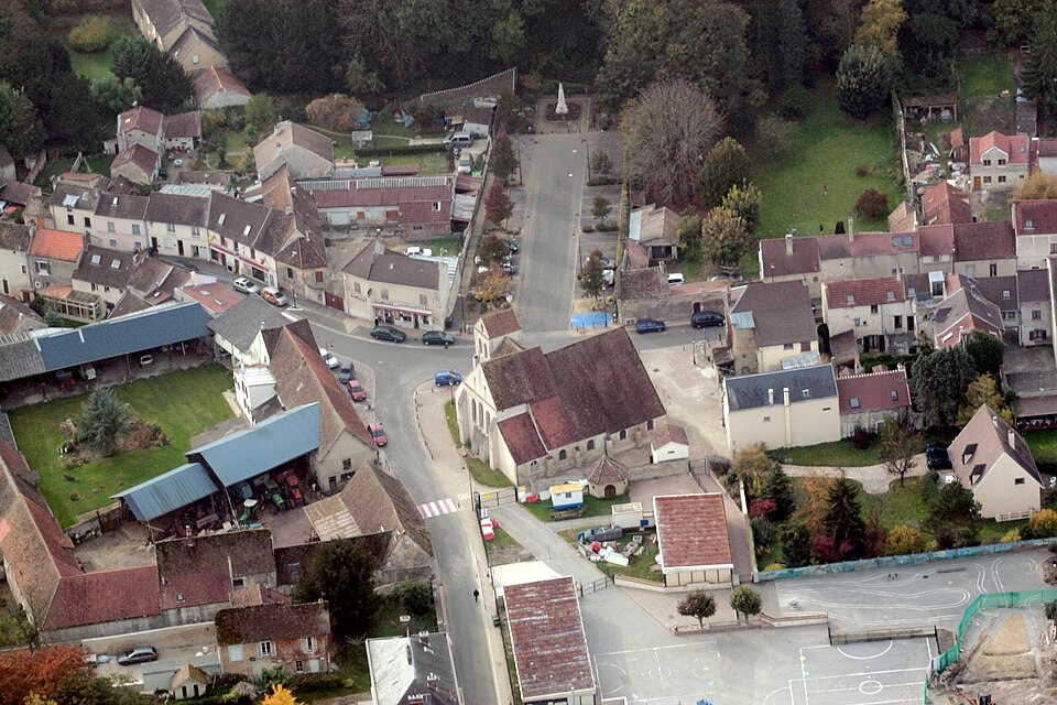 Place de l'église de Chaumontel
