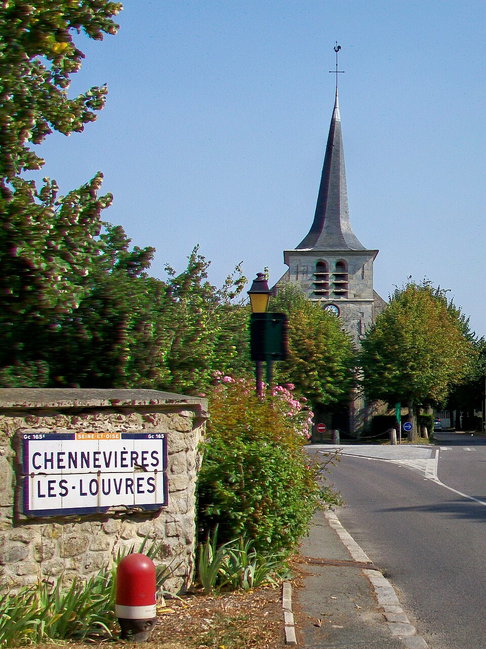Chennevières — lès — Louvres (95), rue de Louvres, vue sur l'église 2