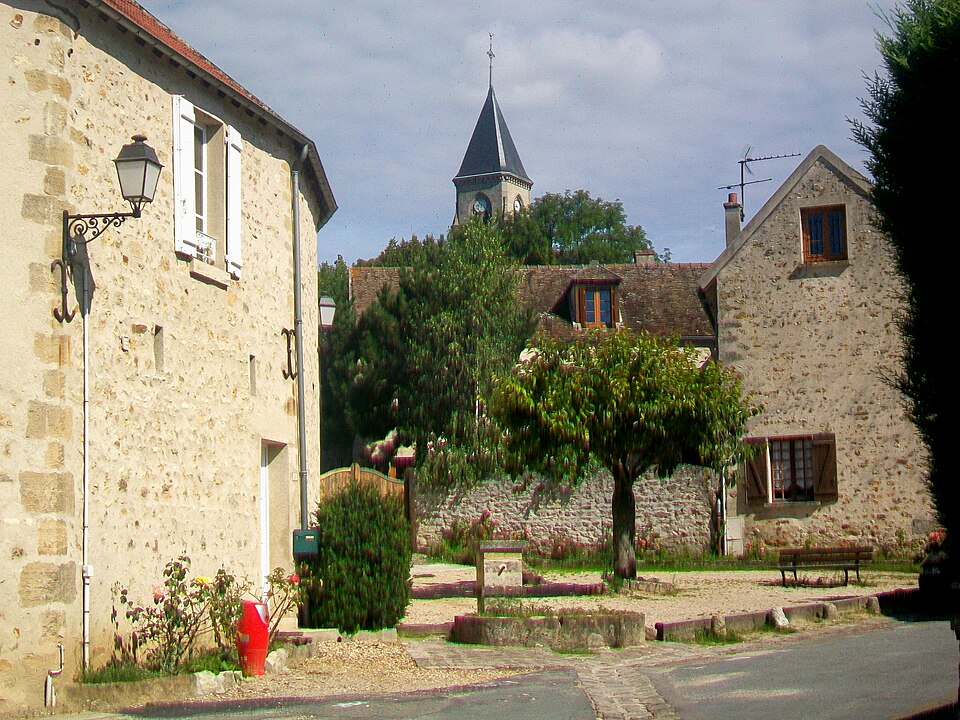 Frémainville (95), fontaine de la place Albert — Hamot, vue sur l'église