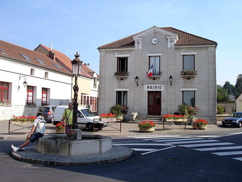 Frepillon — Mairie et fontaine