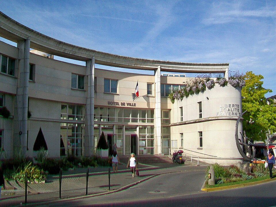 Goussainville (95), Hôtel de ville, place de la Charmeuse