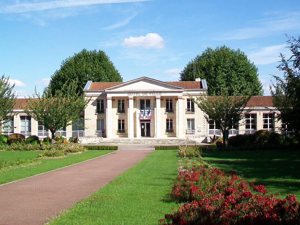 Louvres (95), mairie, rue de Paris (1)