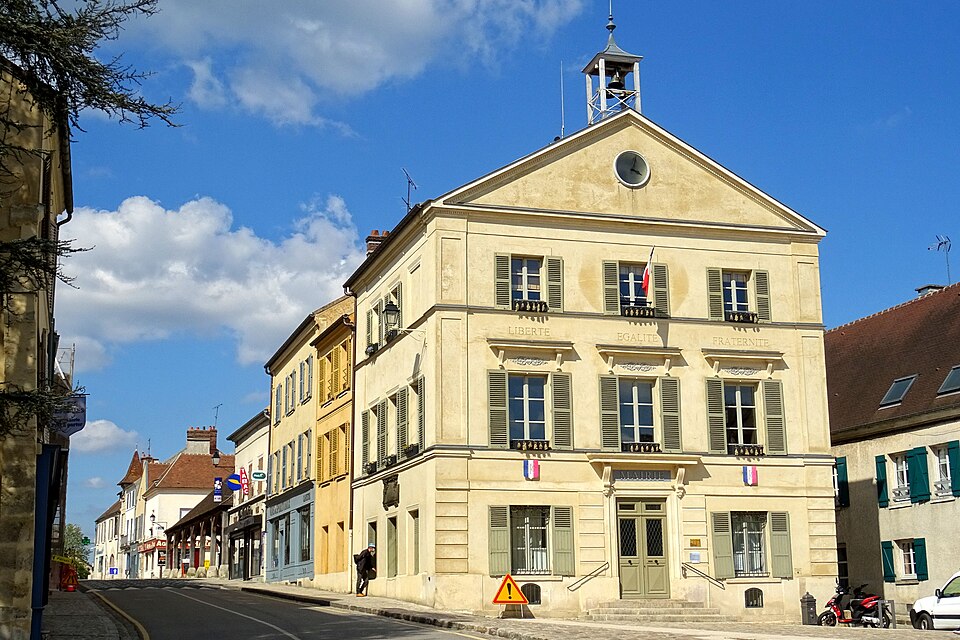 Luzarches (95), la mairie, vue depuis le sud — ouest, et rue Charles — de — Gaulle