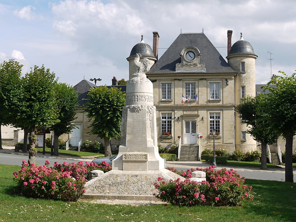 Town hall and war memorial of Nesle la vallée P1050800