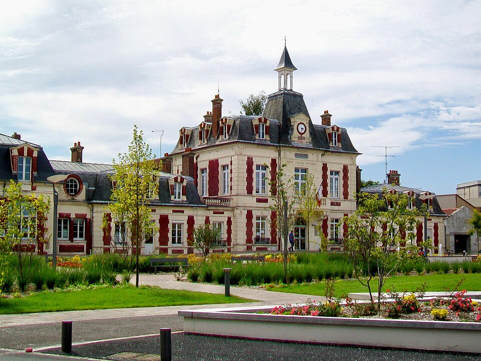 Persan (95), mairie, avenue Gaston — Vermeire (1)