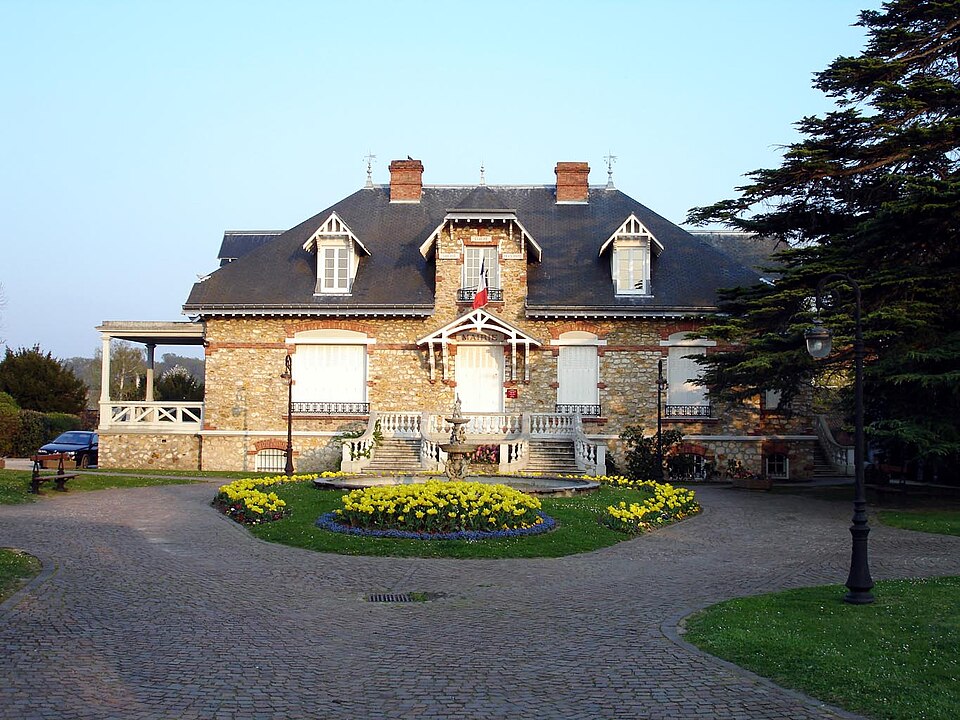 Saint — Prix — Hotel — de — Ville