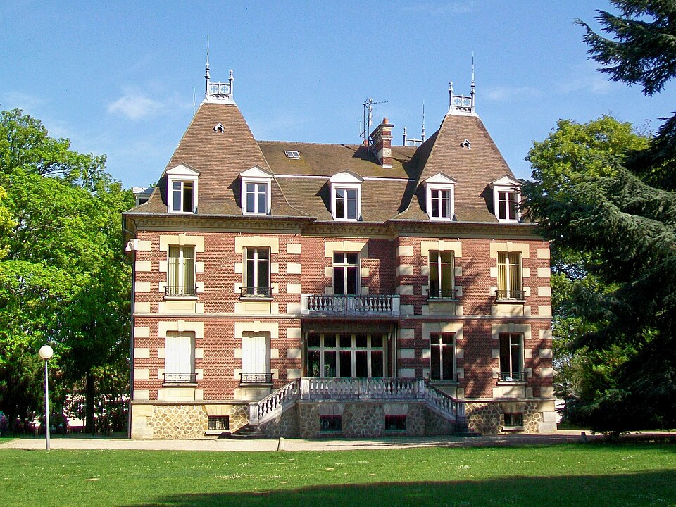 Survilliers (95), hôtel de ville, côté parc (ouest) 1