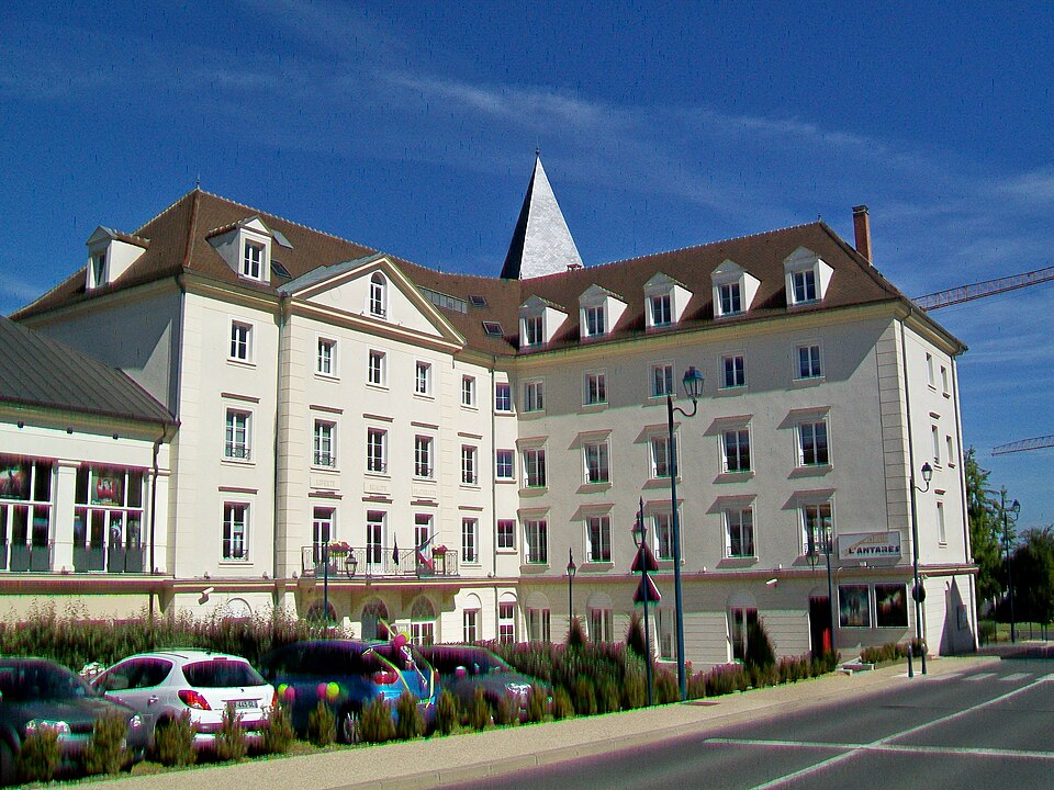 Vauréal (95), hôtel de ville, façades sud et ouest sur l'avenue Gandhi