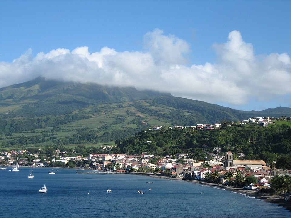 Saint — Pierre (Martinique) avec Montage Pelée