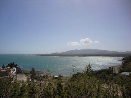 Vue de la baie prise depuis Pandope avec le massif de Tiébaghi en arrière — plan